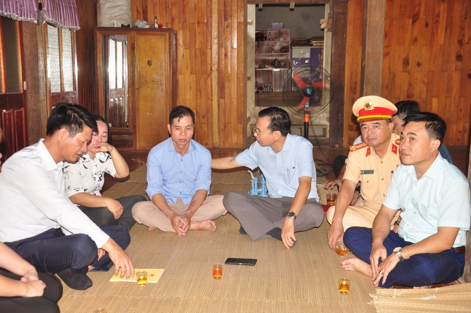 Ủy ban ATGT Quốc gia thăm gia đình nạn nhân TNGT tại Yên Bái - Ảnh 1.