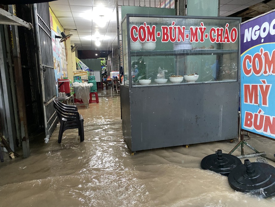 Nước ngập lênh láng, người dân rốn lũ Quảng Nam lội nước đi khám bệnh - Ảnh 5.