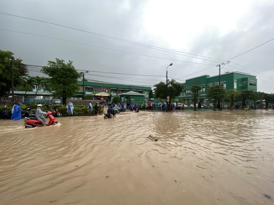 Nước ngập lênh láng, người dân rốn lũ Quảng Nam lội nước đi khám bệnh - Ảnh 6.