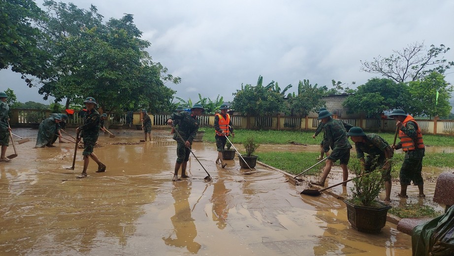 Mưa lớn, hơn 1.250 nhà dân ở Quảng Trị bị ngập lụt, một người đang mất tích - Ảnh 1.