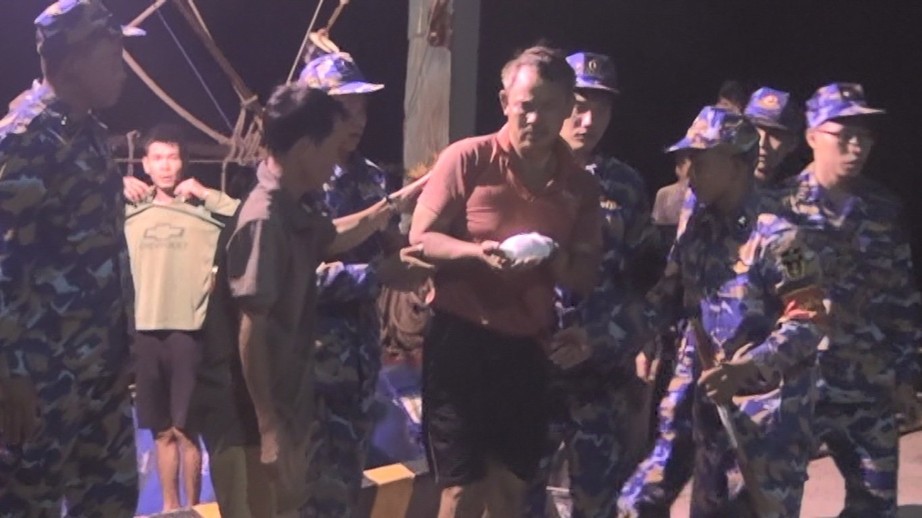 Quân y Trường Sa cấp cứu ngư dân bị máy xay đá nghiền dập tay	 - Ảnh 1.