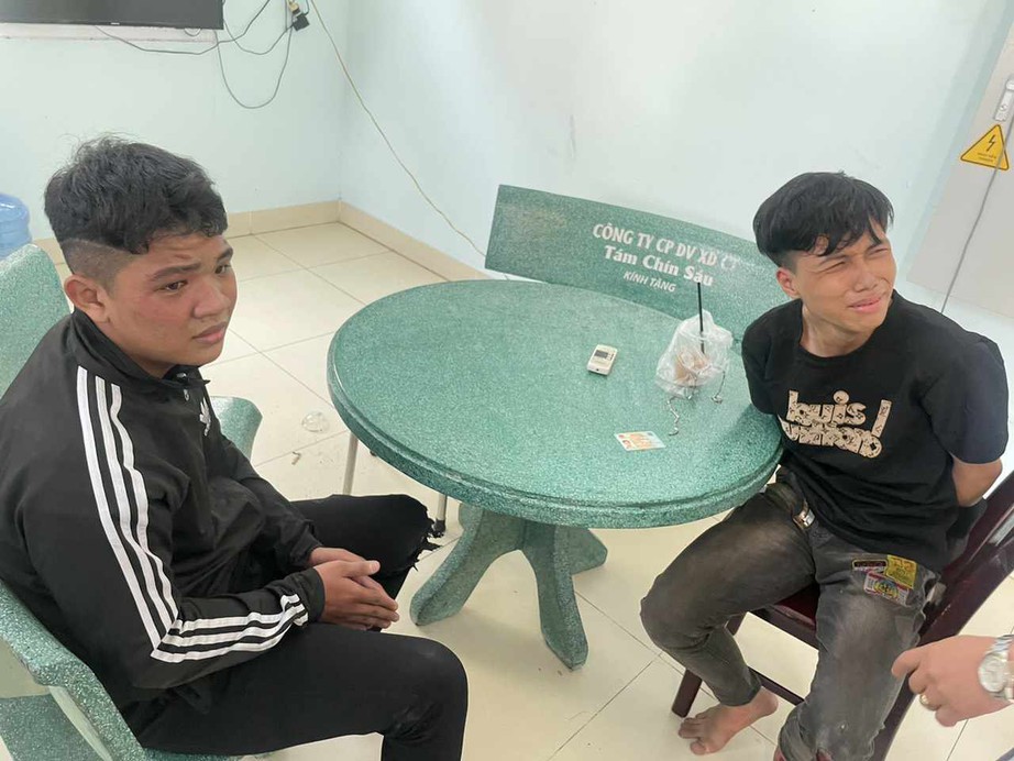 Trăm người xem cảnh bắt hai thanh niên phóng xe máy vào trước ga quốc tế Tân Sơn Nhất - Ảnh 3.