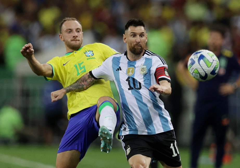 Vòng loại World Cup: Messi im tiếng, Argentina hạ Brazil trong ngày CĐV hai đội hỗn chiến - Ảnh 1.