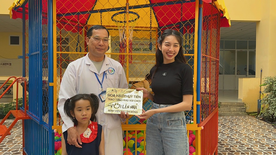 Thuỳ Tiên trao tặng khu vui chơi cho các bệnh viện tại 4 tỉnh Tây Nguyên - Ảnh 6.
