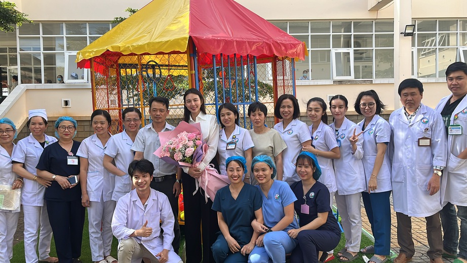 Thuỳ Tiên trao tặng khu vui chơi cho các bệnh viện tại 4 tỉnh Tây Nguyên - Ảnh 5.