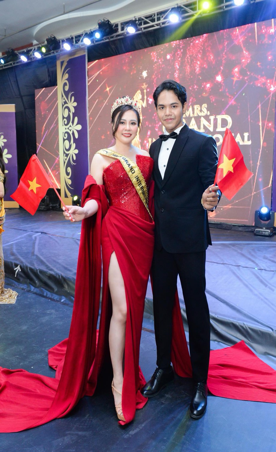 Phan Kim Oanh giữ vương miện lâu nhất của Mrs Grand International - Ảnh 2.