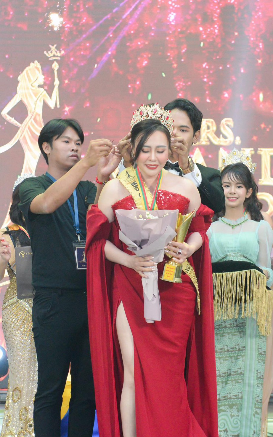 Phan Kim Oanh giữ vương miện lâu nhất của Mrs Grand International - Ảnh 1.