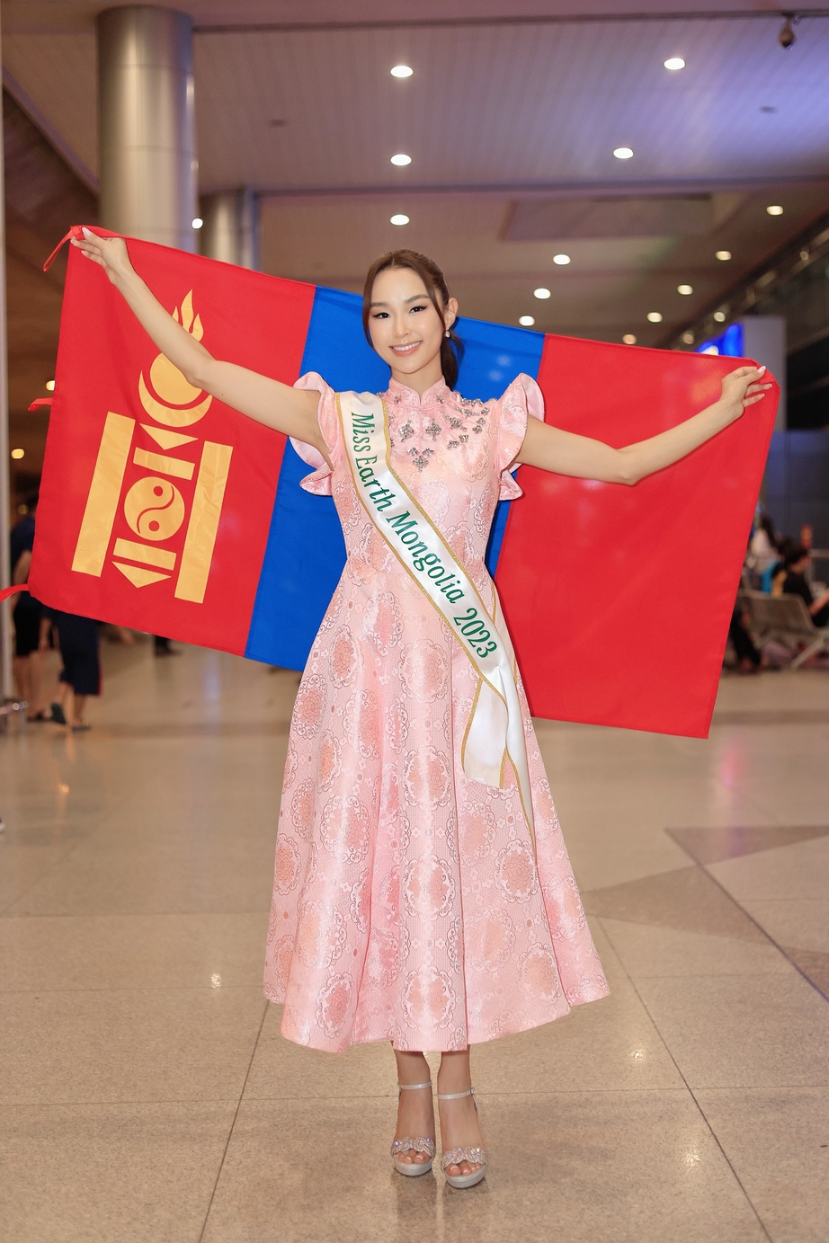 Dàn hoa hậu quốc tế mặc áo dài, đổ bộ vào Việt Nam dự thi Miss Earth 2023 - Ảnh 3.