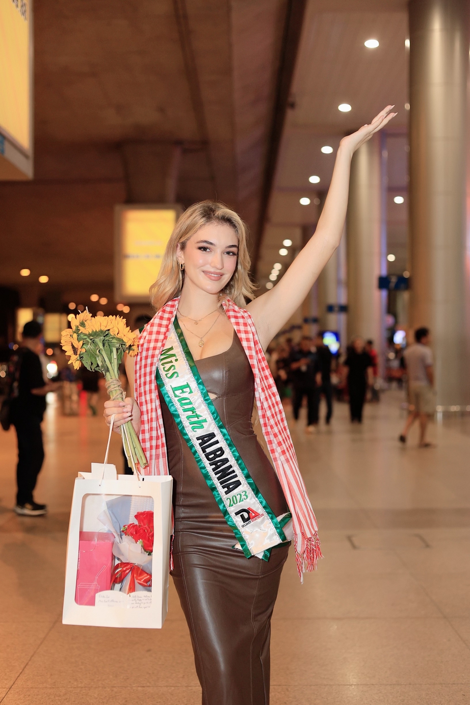 Dàn hoa hậu quốc tế mặc áo dài, đổ bộ vào Việt Nam dự thi Miss Earth 2023 - Ảnh 9.