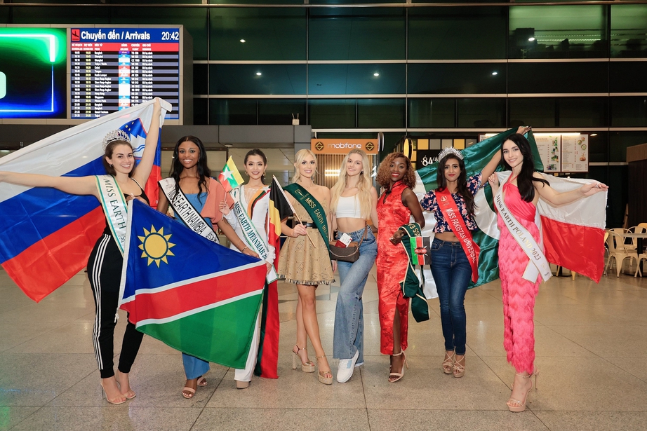Dàn hoa hậu quốc tế mặc áo dài, đổ bộ vào Việt Nam dự thi Miss Earth 2023 - Ảnh 1.