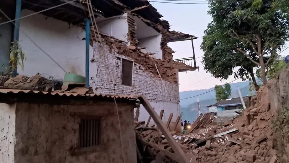 Số người thiệt mạng trong động đất tại Nepal tăng lên ít nhất 129 người - Ảnh 2.