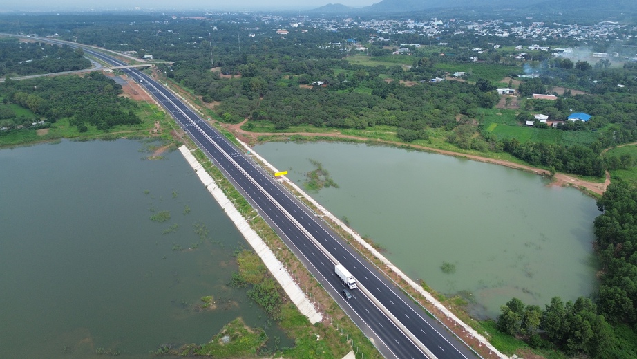 Phát hiện hơn 200 xe máy đi vào cao tốc Phan Thiết - Dầu Giây - Ảnh 2.