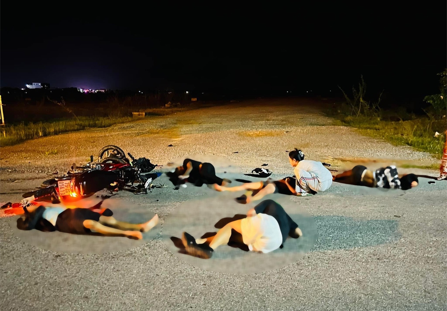 Hai xe máy đối đầu trong đêm ở Quảng Bình, nạn nhân nằm la liệt trên đường - Ảnh 1.