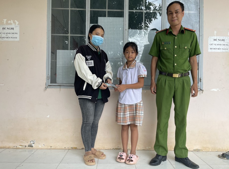 Long An: Học sinh lớp 3 nhặt được 14 triệu đồng trả lại cho người bị mất - Ảnh 1. Long An: Học sinh lớp 3 nhặt được 14 triệu đồng trả lại cho người bị mất - Ảnh 1.
