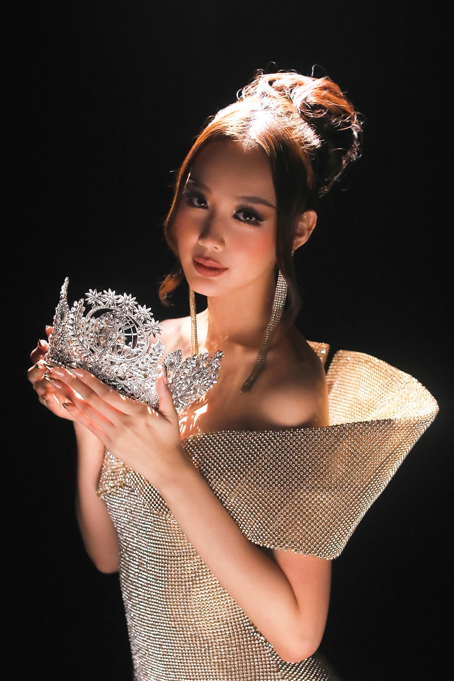 Miss Intercontinental 2022 Bảo Ngọc mặc 3 thiết kế, vẫn được giữ vương miện trên đầu ‏ - Ảnh 12.
