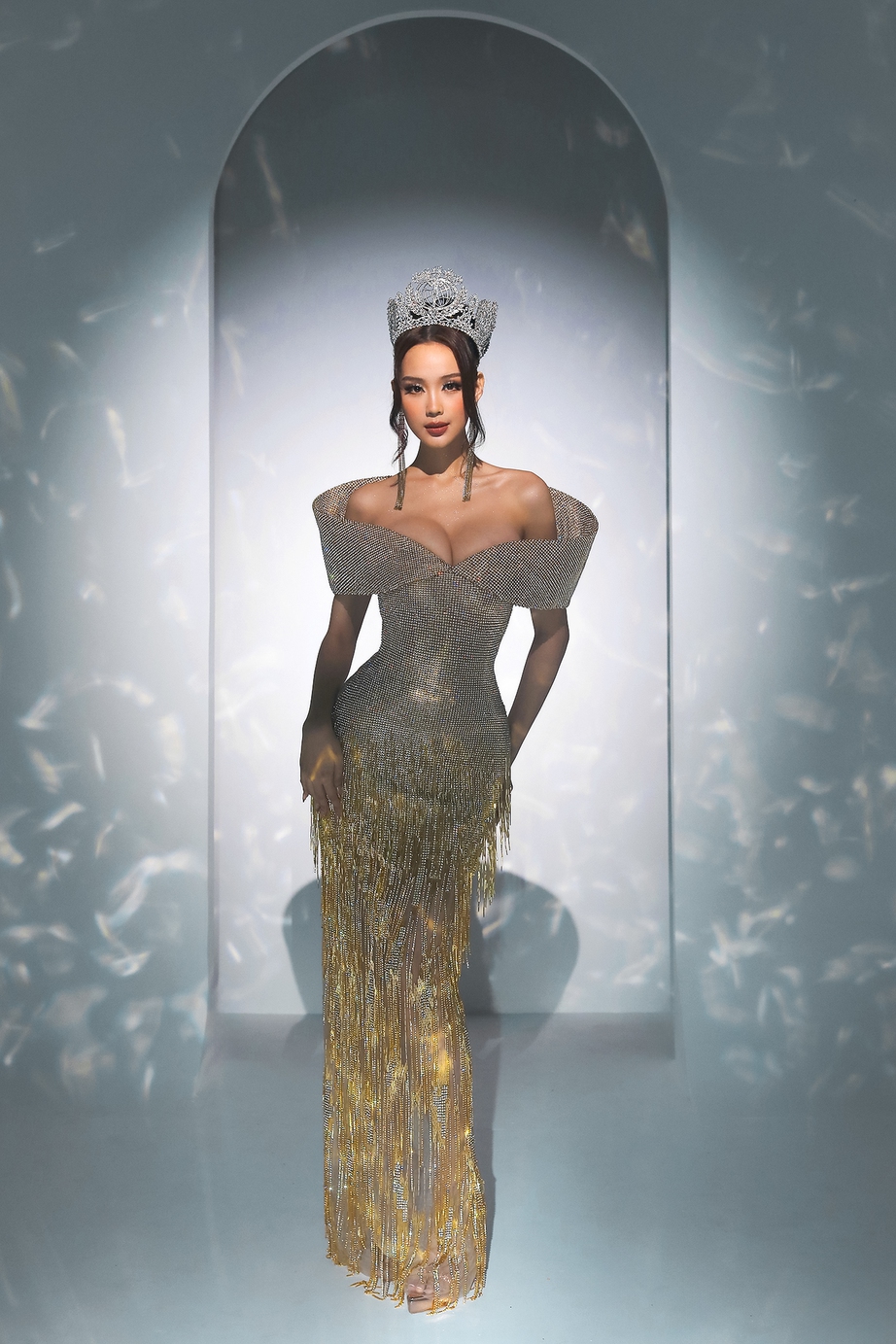 Miss Intercontinental 2022 Bảo Ngọc mặc 3 thiết kế, vẫn được giữ vương miện trên đầu ‏ - Ảnh 7.