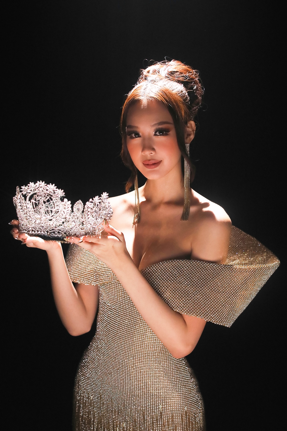 Miss Intercontinental 2022 Bảo Ngọc mặc 3 thiết kế, vẫn được giữ vương miện trên đầu ‏ - Ảnh 10.