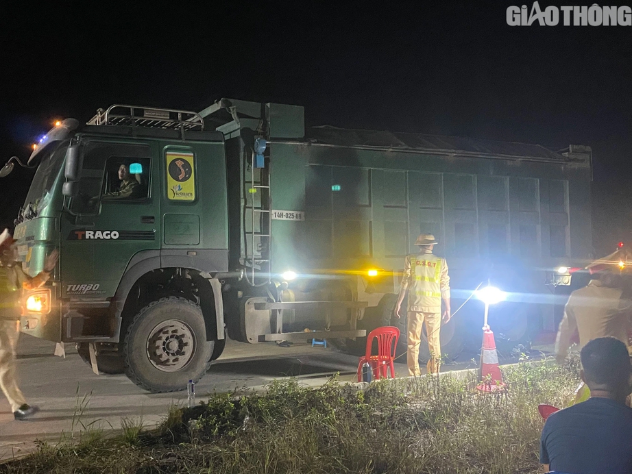 Cục CSGT xuyên đêm &quot;bắt&quot; hàng loạt xe quá tải ở Quảng Ninh - Ảnh 2.