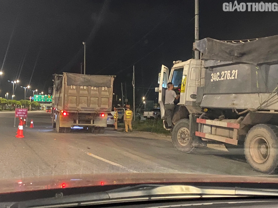 Cục CSGT xuyên đêm &quot;bắt&quot; hàng loạt xe quá tải ở Quảng Ninh - Ảnh 3.