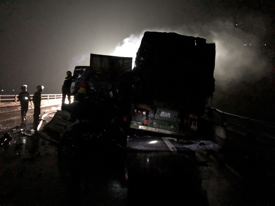 Tai nạn giữa 2 ô tô đầu kéo trên cao tốc Cam Lộ - La Sơn, 1 người chết, 2 người bị thương - Ảnh 1.
