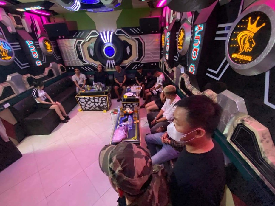 Hoà Bình: 9 đối tượng tổ chức tiệc ma tuý trong quán karaoke - Ảnh 1.