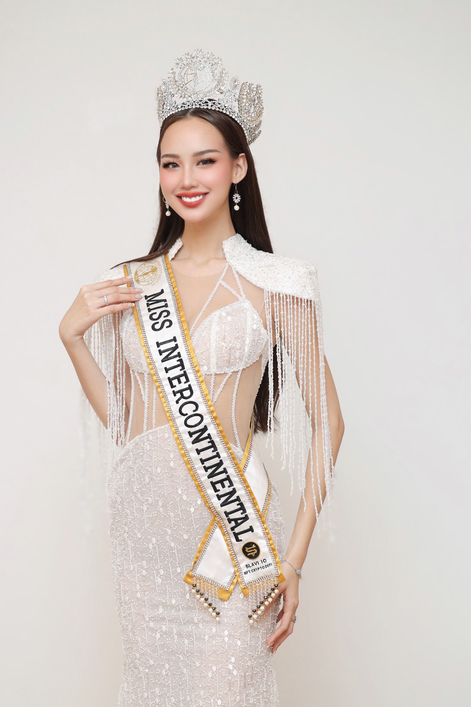 
Đương kim Bảo Ngọc trao sash cho đại diện Việt Nam tại Hoa hậu Liên lục địa 2023 - Ảnh 3.