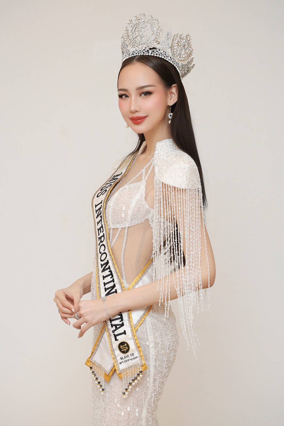 
Đương kim Bảo Ngọc trao sash cho đại diện Việt Nam tại Hoa hậu Liên lục địa 2023 - Ảnh 4.