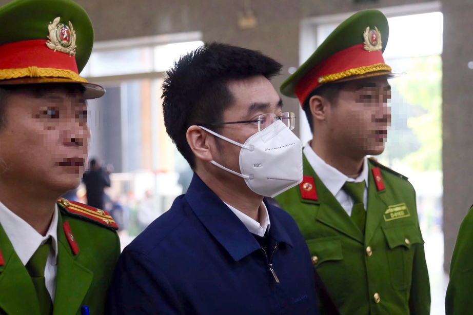 Cảnh sát áp giải cựu điều tra viên Hoàng Văn Hưng đến tòa phúc thẩm - Ảnh 2.