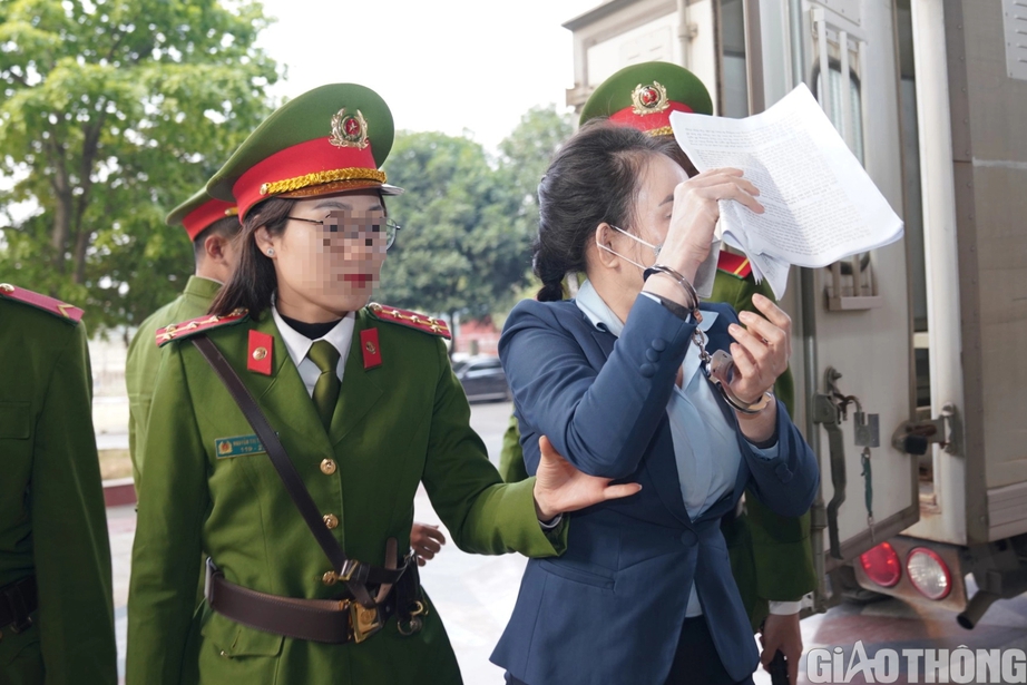 Cảnh sát áp giải cựu điều tra viên Hoàng Văn Hưng đến tòa phúc thẩm - Ảnh 3.