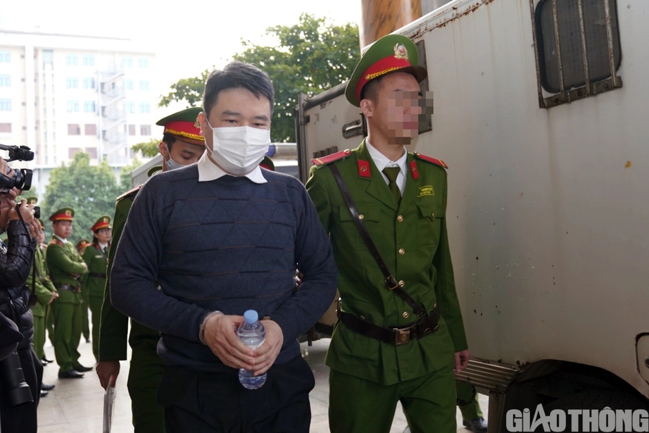 Cảnh sát áp giải cựu điều tra viên Hoàng Văn Hưng đến tòa phúc thẩm - Ảnh 4.