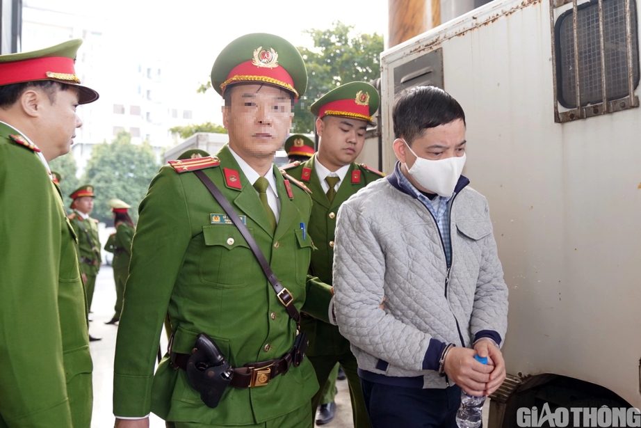 Cảnh sát áp giải cựu điều tra viên Hoàng Văn Hưng đến tòa phúc thẩm - Ảnh 5.