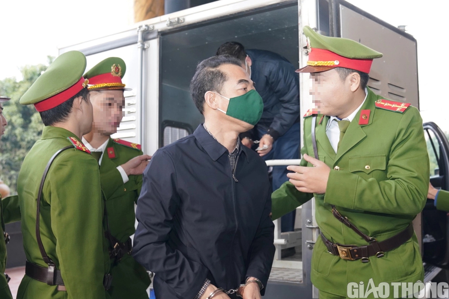 Cảnh sát áp giải cựu điều tra viên Hoàng Văn Hưng đến tòa phúc thẩm - Ảnh 6.