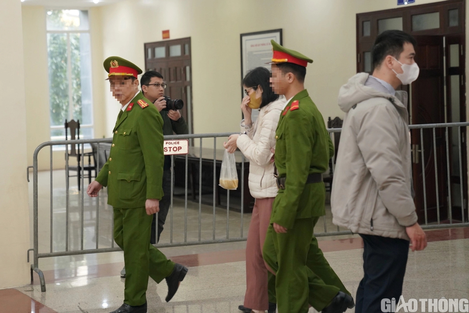 Cảnh sát áp giải cựu điều tra viên Hoàng Văn Hưng đến tòa phúc thẩm - Ảnh 7.