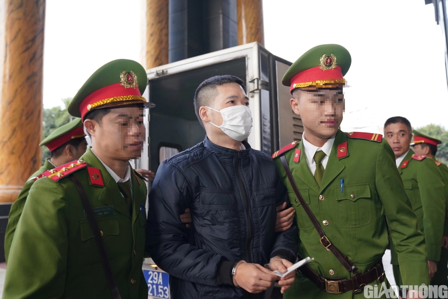 Cảnh sát áp giải cựu điều tra viên Hoàng Văn Hưng đến tòa phúc thẩm - Ảnh 8.