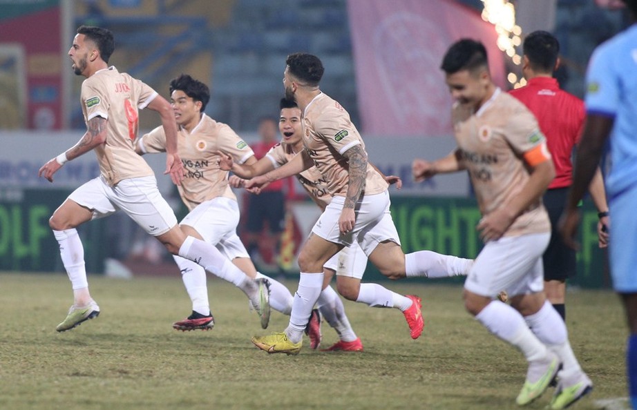 V-League: Quang Hải lập siêu phẩm, CAHN nhấn chìm Bình Dương trong thế thiếu người  - Ảnh 1.