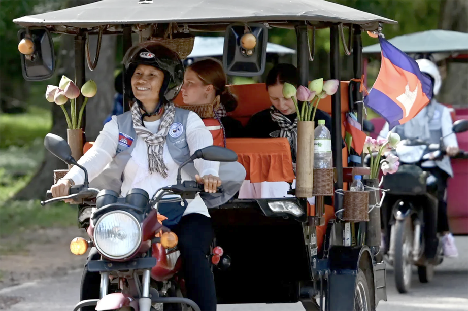 Những phụ nữ vượt định kiến lái xe tuk tuk ở Campuchia - Ảnh 2.