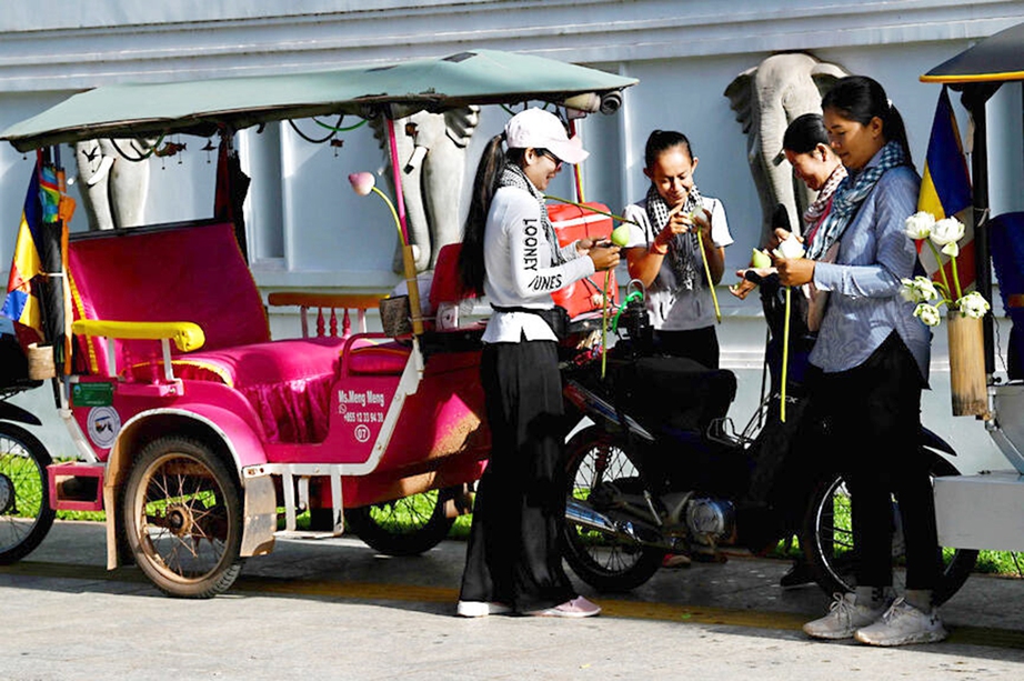 Những phụ nữ vượt định kiến lái xe tuk tuk ở Campuchia - Ảnh 1.