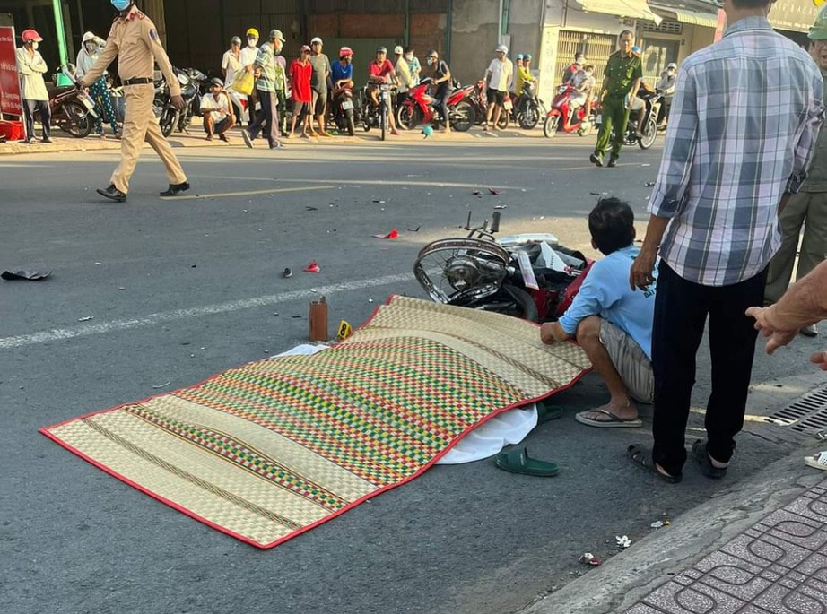 Khởi tố vụ án tài xế chạy xe ô tô tông chết 2 người ở Tiền Giang - Ảnh 1.