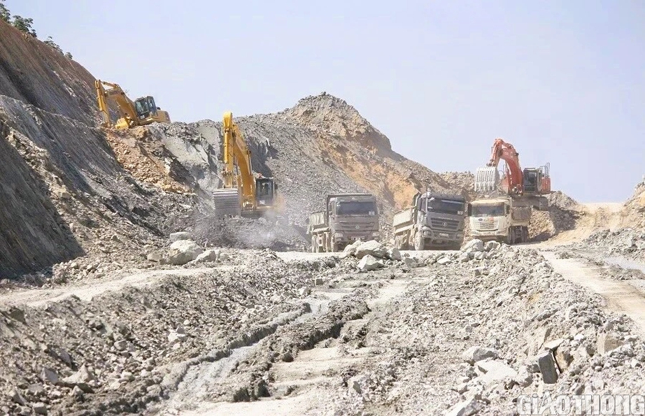 Quảng Trị: Đấu giá quyền khai thác khoáng sản 9 mỏ đất san lấp - Ảnh 1.