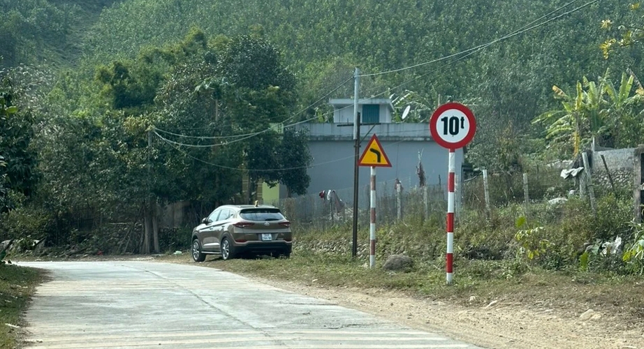 Đường thôn ở huyện miền núi Bình Liêu oằn mình dưới lốp đoàn xe nghi quá tải - Ảnh 4.