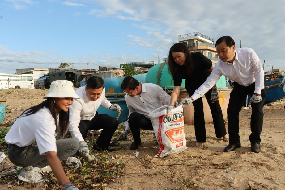Hoa hậu H'Hen Niê cùng ngư dân dọn rác làm sạch bãi biển Vũng Tàu - Ảnh 3.