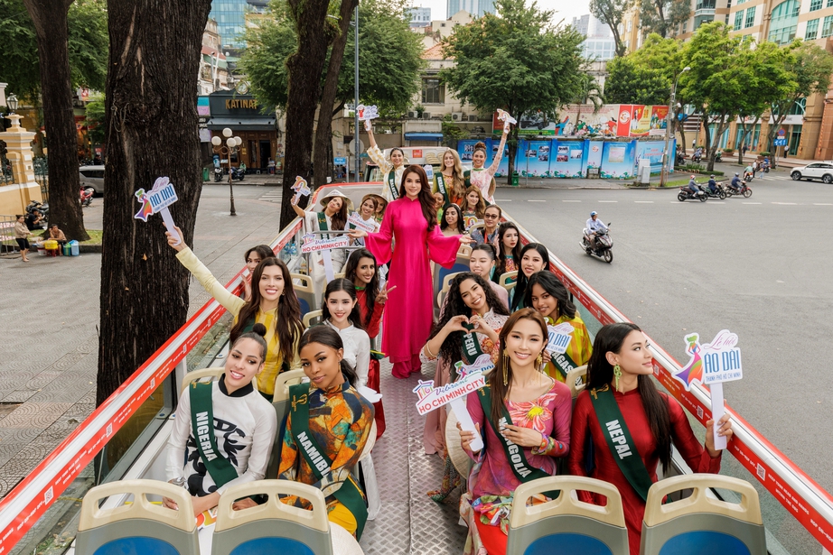 Ngơ ngẩn ngắm 90 người đẹp Miss Earth 2023, mặc áo dài truyền thống Việt Nam đi xe bus  - Ảnh 8.