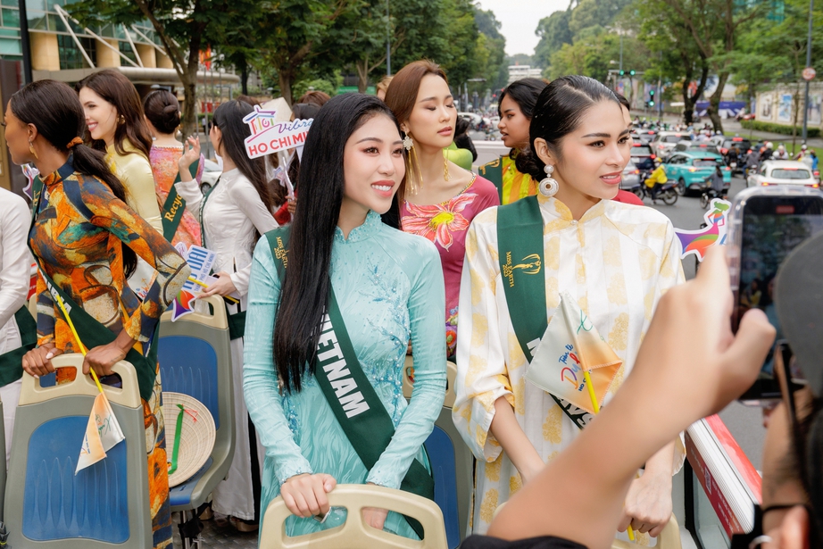 Ngơ ngẩn ngắm 90 người đẹp Miss Earth 2023, mặc áo dài truyền thống Việt Nam đi xe bus  - Ảnh 9.