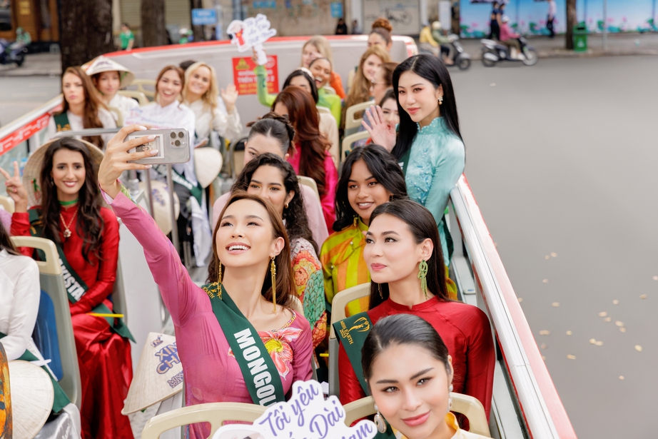 Ngơ ngẩn ngắm 90 người đẹp Miss Earth 2023, mặc áo dài truyền thống Việt Nam đi xe bus  - Ảnh 10.