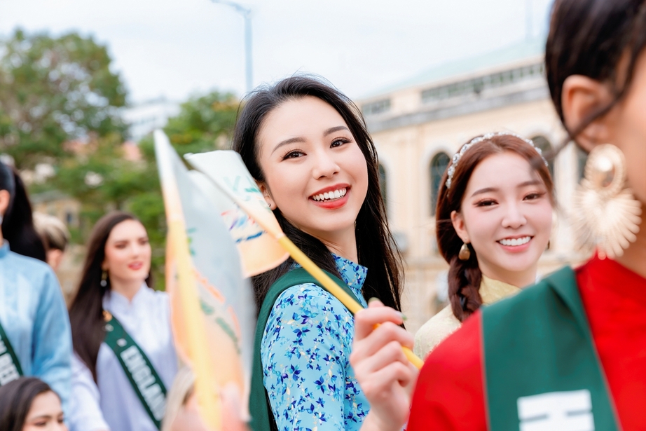 Ngơ ngẩn ngắm 90 người đẹp Miss Earth 2023, mặc áo dài truyền thống Việt Nam đi xe bus  - Ảnh 11.