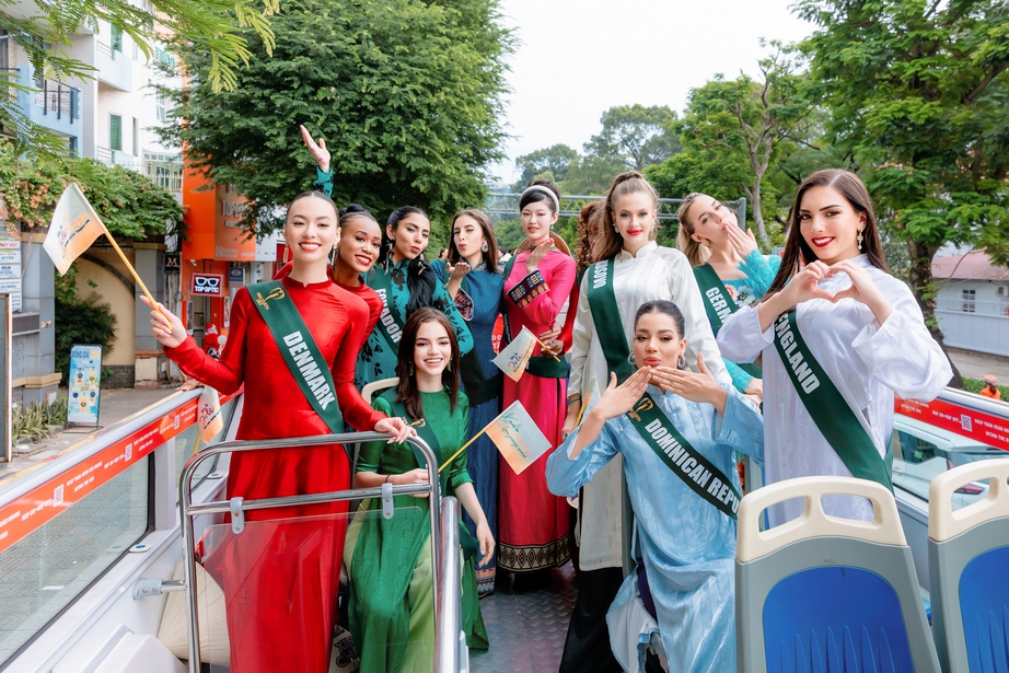 Ngơ ngẩn ngắm 90 người đẹp Miss Earth 2023, mặc áo dài truyền thống Việt Nam đi xe bus  - Ảnh 12.