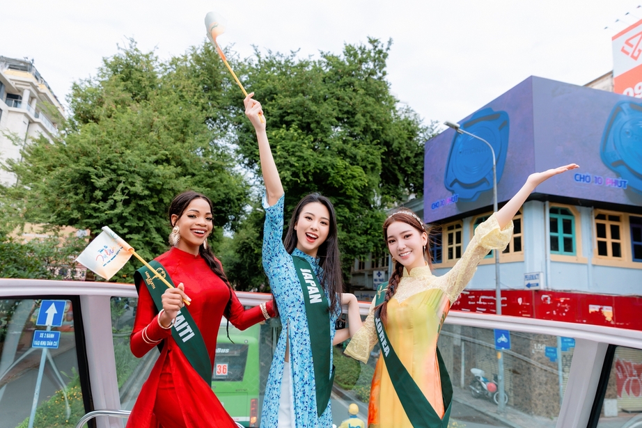 Ngơ ngẩn ngắm 90 người đẹp Miss Earth 2023, mặc áo dài truyền thống Việt Nam đi xe bus  - Ảnh 13.