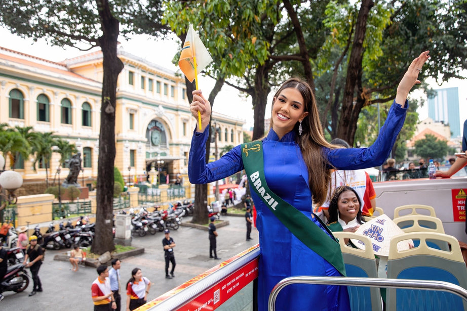 Ngơ ngẩn ngắm 90 người đẹp Miss Earth 2023, mặc áo dài truyền thống Việt Nam đi xe bus  - Ảnh 14.