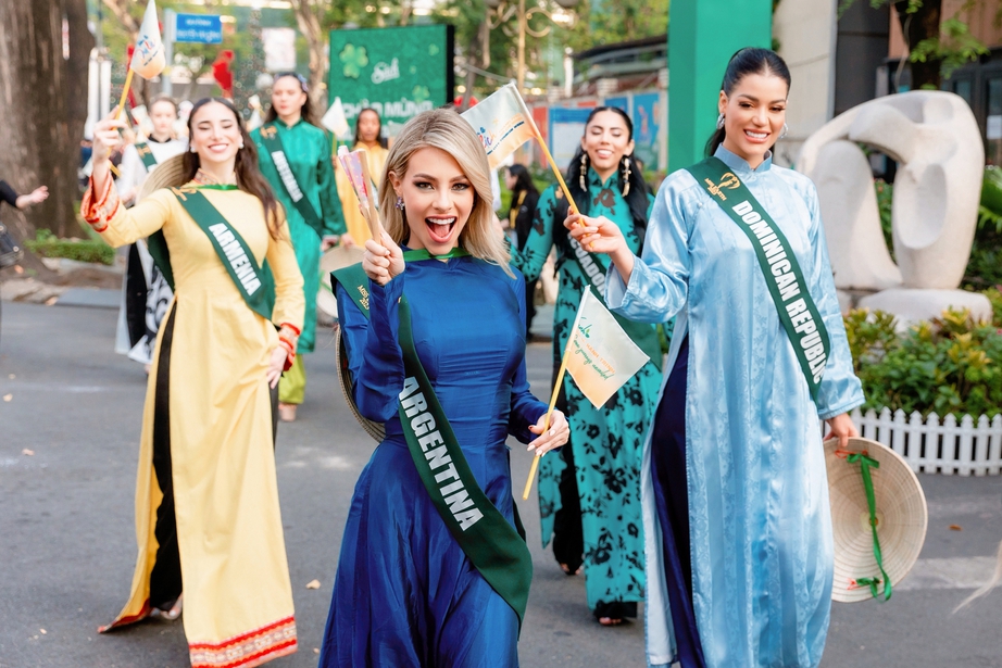 Ngơ ngẩn ngắm 90 người đẹp Miss Earth 2023, mặc áo dài truyền thống Việt Nam đi xe bus  - Ảnh 4.