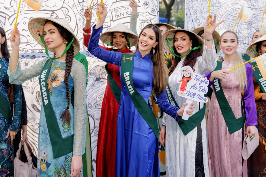 Ngơ ngẩn ngắm 90 người đẹp Miss Earth 2023, mặc áo dài truyền thống Việt Nam đi xe bus  - Ảnh 7.